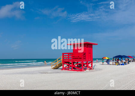 La tour rouge Lifeguard Siesta Key Beach number 1 beach à nous sur le golfe du Mexique à Sarasota en Floride Banque D'Images