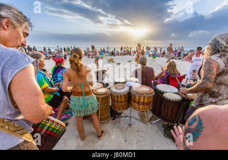 Nokomis Beach Drum Circle Casey Key sur le golfe du Mexique à Nokomis Florida Banque D'Images