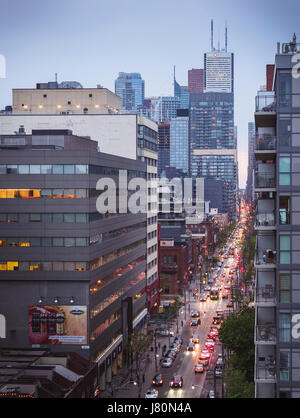 Les files d'attente de trafic sur la rue King à l'heure de pointe à Toronto. Les voitures de rues se déplacent souvent à l'escargot qui est encore ralentie par des passages piétons Banque D'Images