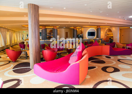 ROTTERDAM, Pays-Bas - NOV 24, 2016 : Lounge Bar à bord du navire de croisière. AIDAprima Banque D'Images