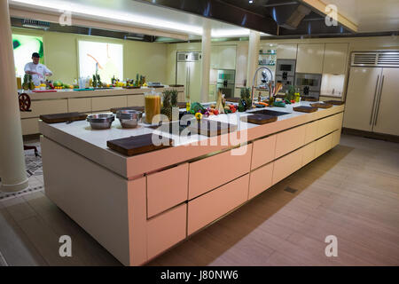 ROTTERDAM - 24 NOV 2016 : moderne et propre cuisine industrielle à bord du navire de croisière. AIDAprima Banque D'Images