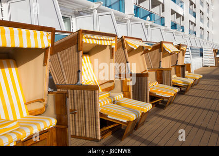 Chaises de plage en osier couvert sur le pont d'un navire de croisière. Banque D'Images