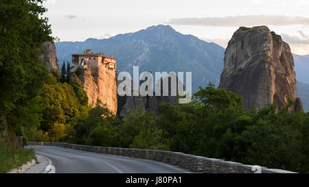 Scenic Route et vue du coucher de soleil du monastère orthodoxe de Rousanou (St. Barbara) sur un pilier monolithique de météores, des montagnes Pindos, Grèce Banque D'Images