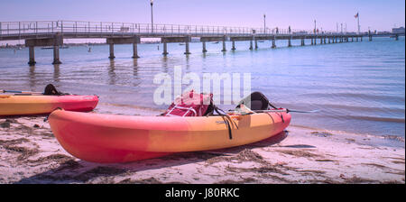 Kayaks tiré sur une plage à Gulfport, Florida Banque D'Images