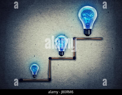 Ensemble d'allumettes empilées dans un escalier avec les ampoules de différentes dimensions, comme une métaphore de l'éducation d'affaires et de croissance des possibilités de carrière. Façon de Banque D'Images