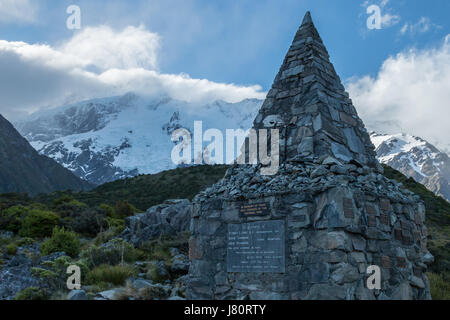 Souvenir commémoratif de pierre grimpeurs qui est mort sur le Mont Cook. Situé au début de la vallée Hooker trail à Mount Cook National Park. Banque D'Images