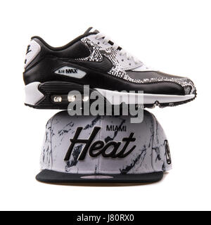 Le noir et blanc Nike Air Max noir et blanc et de l'espadrille Mitchell & Ness Miami Heat Cap Banque D'Images