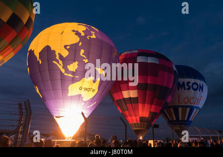 Un groupe de ballons à air chaud de partir au crépuscule Banque D'Images