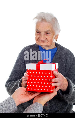 Photo d'une femme âgée qui reçoit un cadeau de Noël Banque D'Images