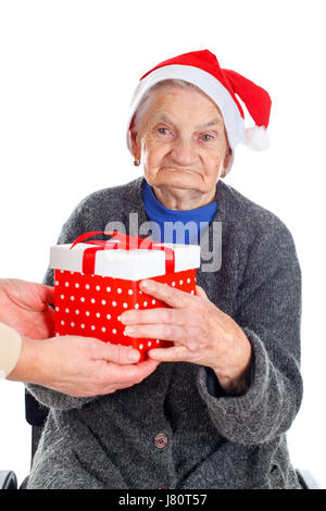 Photo d'une femme âgée qui reçoit un cadeau de Noël Banque D'Images