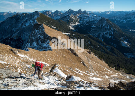 Abstieg vom Aggenstein im Winter, Grän, Tannheimer Tal, Tirol, Österreich. Descente de Mt Aggenstein, Tyrol, Autriche. Banque D'Images