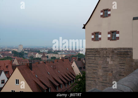 Blick von der Nürnberger Burg auf die Skyline von Nürnberg. Vue du château de Nuremberg, Bavière, Allemagne, tôt le matin la lumière. Banque D'Images