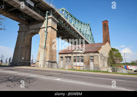 Montréal, Québec, CANADA - 18 MAI 2017 : Jacques Cartier Bridge dans un ciel bleu à Montréal, Canada Banque D'Images