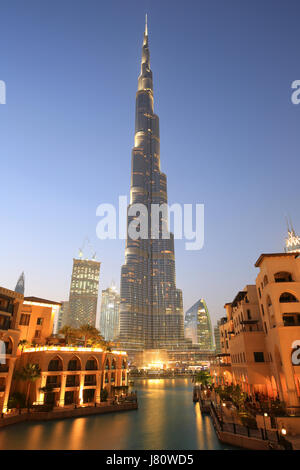 Dubai Downtown Burj Khalifa nuit gratte-ciel bleu crépuscule heure eau Banque D'Images