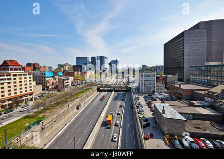 Montréal, Québec, CANADA - 17 MAI 2017 : autoroute Ville-Marie avec beaucoup de trafic au centre-ville de Montréal, au Canada. Coup de au-dessus d'un bâtiment en terrasses Banque D'Images