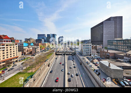 Montréal, Québec, CANADA - 17 MAI 2017 : autoroute Ville-Marie avec beaucoup de trafic au centre-ville de Montréal, au Canada. Coup de au-dessus d'un bâtiment en terrasses Banque D'Images