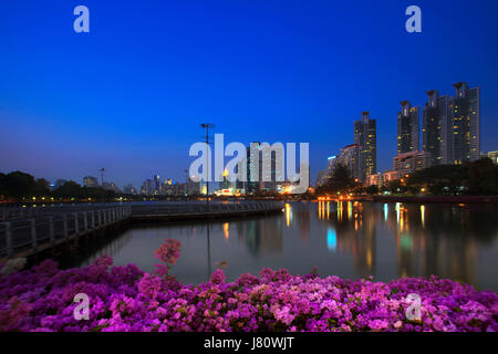 Paysage de belle eau extérieure de repère important de la vie urbaine à Bangkok capitale de la Thaïlande de Benchakitti point vue sur parc temps sombre Banque D'Images