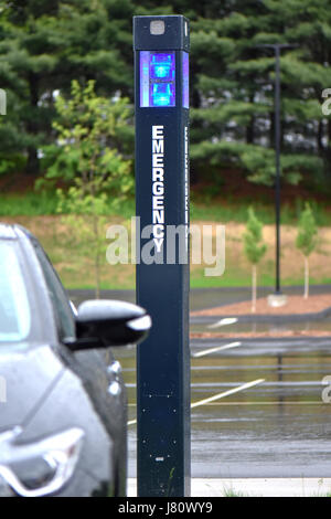 Parking campus héberge lumière bleue pôle pour la sécurité. Banque D'Images