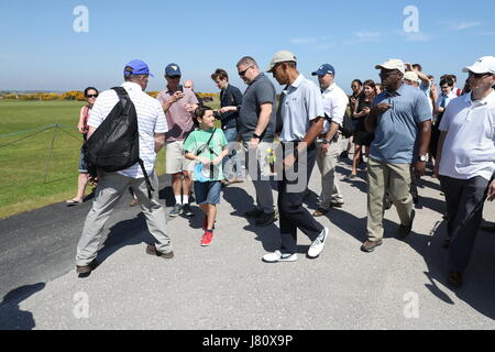 L'ancien président américain Barack Obama salue les amateurs de golf lors de sa visite au Old course de St Andrews, Fife, où il a joué une partie de golf. Banque D'Images