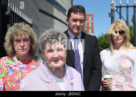 Les membres de la famille de massacre Kingsmill victime Ken Worton (de gauche) de la brosse, fille, Racquel Joseph Worton, mère, Colin Worton, frère et Barbara Worton, belle-sœur, en dehors des tribunaux Laganside à Belfast, comme l'enquête sur le tournage ira morts de 10 ouvriers protestants dans le sud Armagh en 1976 se poursuit. Banque D'Images