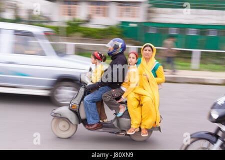 Une scène typique de l'Inde, mère, père, et les deux enfants ; tous sur le même scooter. Banque D'Images