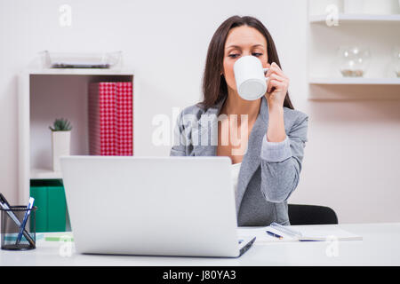 Young businesswoman travaille dans son bureau. Banque D'Images