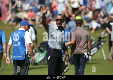 L'ancien président américain Barack Obama fait la vague devant les spectateurs lors d'une partie de golf au St Andrews Golf Club, près de Dundee en Écosse. Banque D'Images