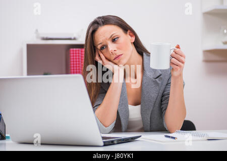 Young businesswoman travaille dans son bureau. Banque D'Images