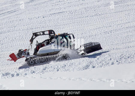 Zermatt, Suisse - 13 Avril 2017 : un Snowgroomer travaillant sur une pente de ski Banque D'Images