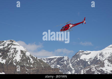 Zermatt, Suisse - 13 Avril 2017 : Un hélicoptère de sauvetage rouge dans les Alpes Suisses Banque D'Images