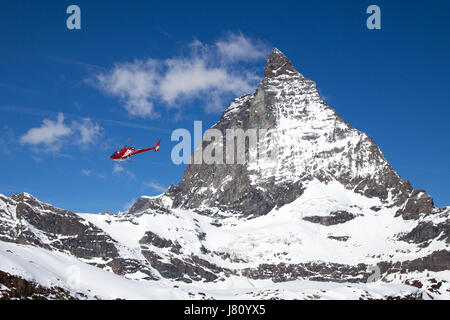 Zermatt, Suisse - 13 Avril 2017 : un vol en hélicoptère de sauvetage rouge à côté du Cervin Banque D'Images