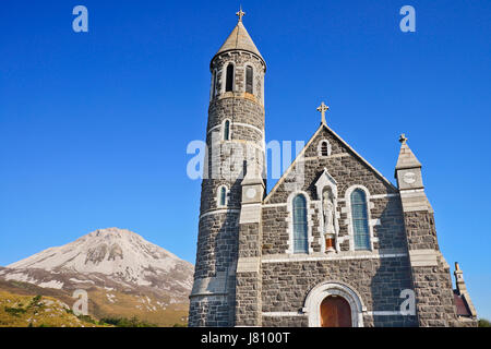 Irlande, comté de Donegal, Dunlewey,église du Sacré-Cœur avec le Mont Errigal en arrière-plan. Banque D'Images