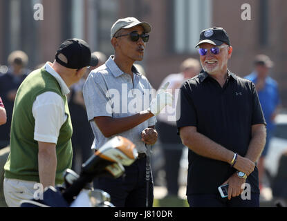 Sir Tom Hunter (à droite) et l'ancien président américain Barack Obama jouant une partie de golf au Old course à St Andrews, Fife. Banque D'Images