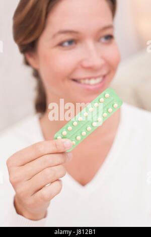 Woman holding blister avec des pilules contraceptives. Banque D'Images