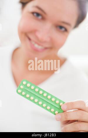 Woman holding blister avec des pilules contraceptives. Banque D'Images