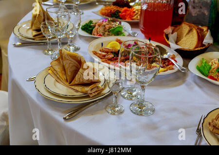 Set de table pour un mariage ou un autre événement dîner au restaurant table décorée Banque D'Images