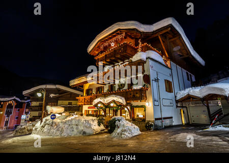 Rue illuminée de Madonna di Campiglio la nuit, Alpes italiennes, Italie Banque D'Images