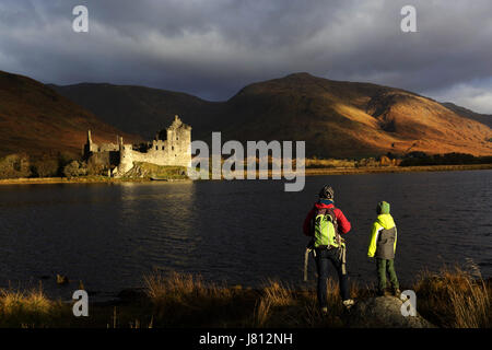 La mère et le fils en face de Kilchurn Castle, Scotland, UK. Banque D'Images