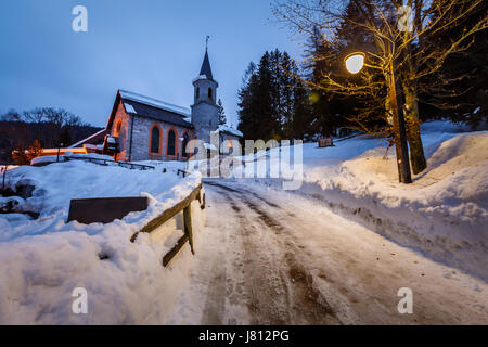 Église du Village de Madonna di Campiglio le matin, Alpes italiennes, Italie Banque D'Images