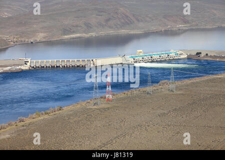 Une vue aérienne de la rivière prêtre barrage hydro-électrique sur la rivière Columbia, près de Washington. Wenachee Banque D'Images