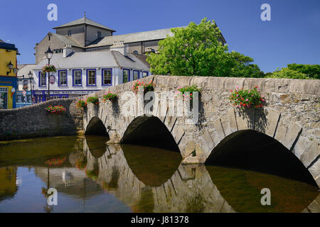 L'Irlande, dans le comté de Mayo, Westport, un pont sur la Rivière Carrowbeg sur le Mall. Banque D'Images