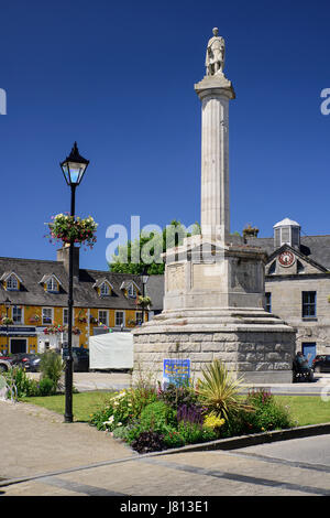 L'Irlande, dans le comté de Mayo, Westport, l'Octogone avec sa colonne et la statue de Saint Patrick. Banque D'Images