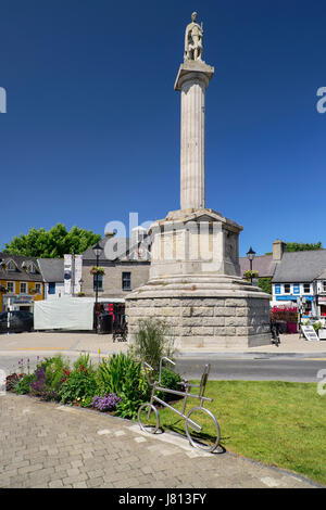 L'Irlande, dans le comté de Mayo, Westport, l'Octogone avec sa colonne et la statue de Saint Patrick. Banque D'Images