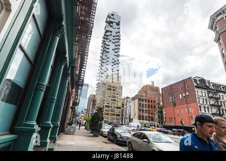 New York, USA 25 mai 2017 l'histoire 60 condo, 56 rue Leonard, communément appelé le bâtiment Jenga, s'élève au-dessus de loft et bâtiments industriels à TriBeCa. Architectes Herzog & de Meuron décrit le bâtiment comme « maisons empilées dans le ciel. ©Stacy Walsh Rosenstock Banque D'Images