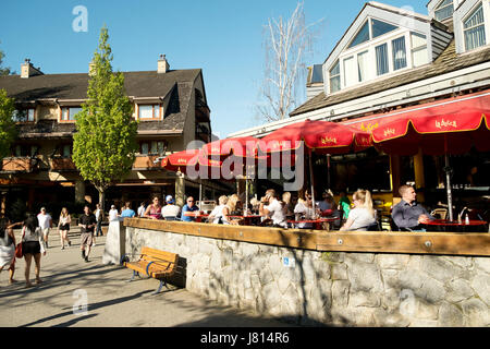 Les cafés en plein air dans le village de Whistler. Whistler, BC, Canada. Banque D'Images