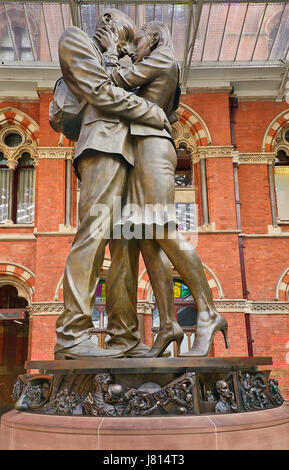 L'Angleterre, Londres, St Pancras gare sur Euston Road, le lieu de rencontre par jour. Paul statue Banque D'Images