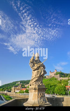 Allemagne, Bavière, Würzburg, la forteresse Festung Marienberg au-dessus de la rivière Main avec une statue de Saint Kilian sur Alte Mainbrucke. Banque D'Images