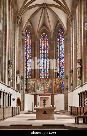 Allemagne, Bavière, Wurzburg, Marienkapelle, vue de l'intérieur avec l'autel et les vitraux. Banque D'Images