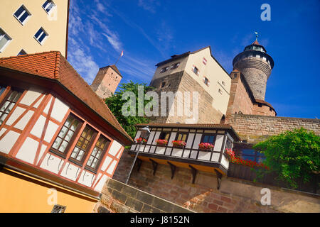 Allemagne, Bavière, Nuremberg Kaiserburg, ou château impérial, avec vue sur la Tour Sinwell angulaire. Banque D'Images