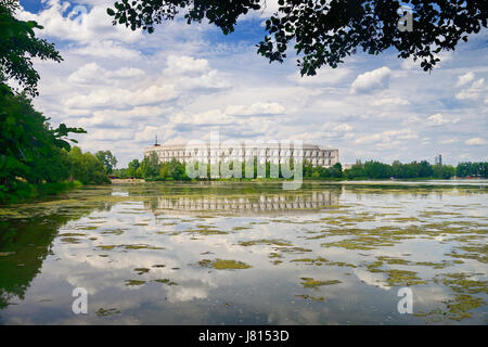 Allemagne, Bavière, Nuremberg, Parti nazi Rally, Kongresshalle ou salle des congrès avec Dutzendteich Lake au premier plan. Banque D'Images